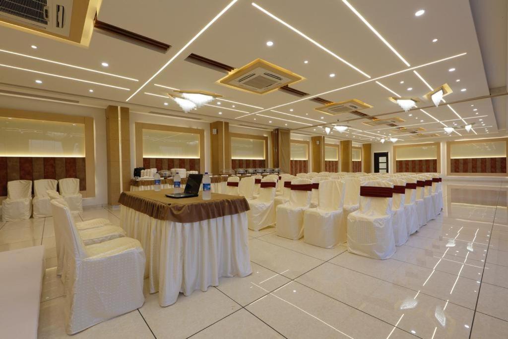 Hotel Decent Unjha Экстерьер фото