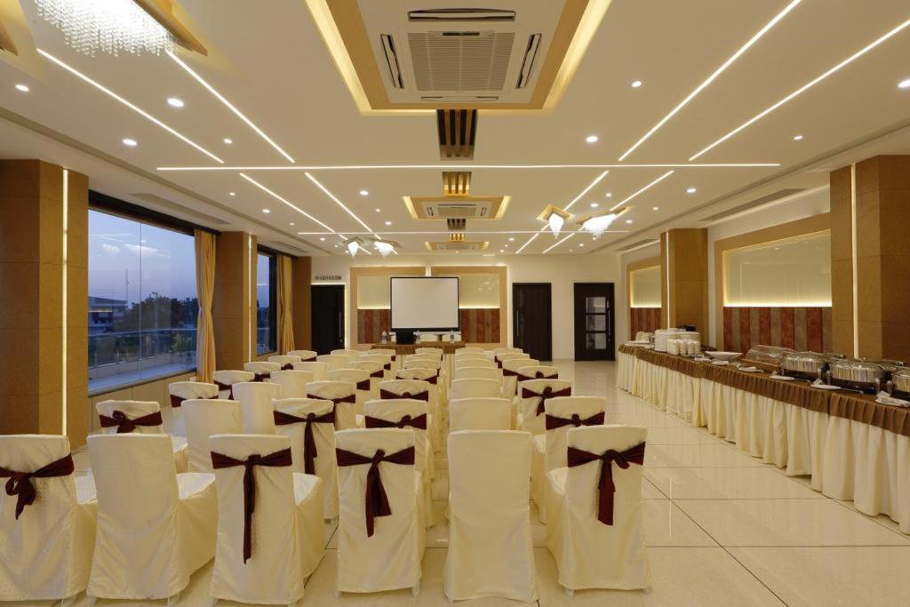 Hotel Decent Unjha Экстерьер фото